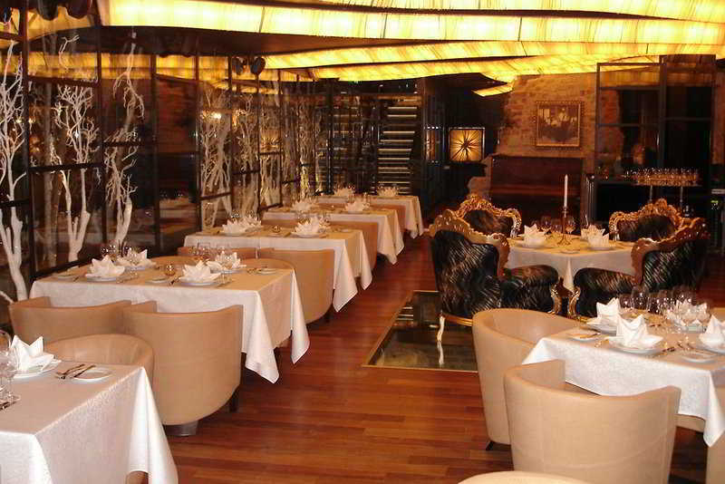 Royal Square & Hotelli 5*